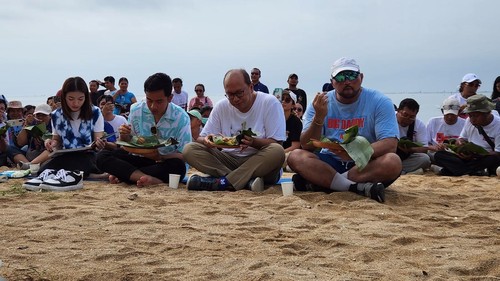 Cawapres nomor urut 2 Gibran Rakabuming Raka mengunjungi Pantai Sanur, Bali, Sabtu (27/1/2024). Dalam kunjungan itu Gibran dibacakan kakawinan dan meminum jamu kelor.