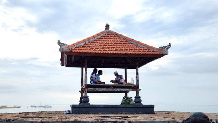 Cawapres nomor urut 2 Gibran Rakabuming Raka mengunjungi Pantai Sanur, Bali, Sabtu (27/1/2024). Dalam kunjungan itu Gibran dibacakan kakawinan dan meminum jamu kelor.
