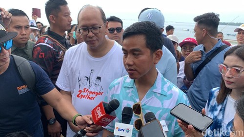 Gibran Rakabuming Raka (kanan) dan Ketua TKN Prabowo-Gibran Rosan Roeslani (kiri) di Pantai Mertasari, Sanur, Denpasar, Sabtu (27/1/2024). (Rizki Setyo Samudero/detikBali)