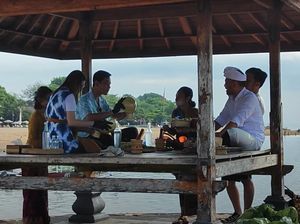 Gaya Gibran dan Istri Meracik Jamu di Pantai Mertasari