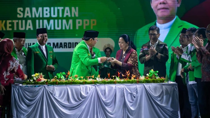 Plt Ketua Umum PPP Mardiono memberikan potongan tumpeng ke Ketua DPP PDIP Puan Maharani