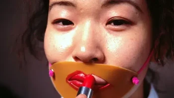 Bantu memakai lipstick dengan sempurna. Foto: Rarehistoricalphotos
