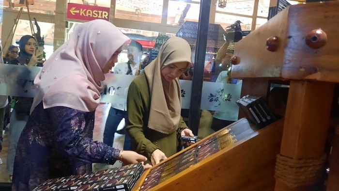 Istri calon presiden nomor urut 3 Ganjar Pranowo, Siti Atikoh Supriyanti mengunjungi Kampung Cokelat, Sabtu (27/1/2024).