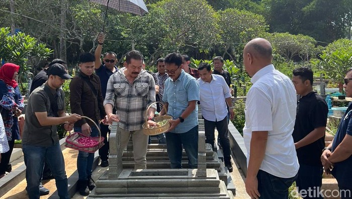 Jaksa Agung ST Burhanudin berziarah ke makam orang tuanya di Talaga, Kabupaten Majalengka