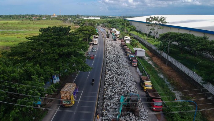 Jalan Pantura Kabupaten Pekalongan Diperbaiki Sejumlah alat berat difungsikan untuk memecah jalan cor beton di jalan pantura, Kabupaten Pekalongan, Jawa Tengah, Sabtu (27/1/2024). Balai Besar Pelaksanaan Jalan Nasional Jawa Tengah-DIY Satuan Kerja Pelaksanaan Jalan Nasional (Satker PJN) 1 melakukan perbaikan jalan nasional jalur pantura paket Multi Years Contract sepanjang sekitar satu kilometer yang akan selesai pada Maret 2024 yang bertujuan untuk memberikan kenyamanan para pengguna jalan dan untuk mencegah terjadinya kecelakaan karena jalan berlubang. ANTARA FOTO/Harviyan Perdana Putra/foc.