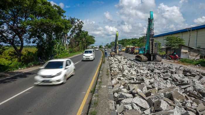 Sejumlah alat berat difungsikan untuk memecah jalan cor beton di jalan pantura, Kabupaten Pekalongan, Jawa Tengah, Sabtu (27/1/2024). Balai Besar Pelaksanaan Jalan Nasional Jawa Tengah-DIY Satuan Kerja Pelaksanaan Jalan Nasional (Satker PJN) 1 melakukan perbaikan jalan nasional jalur pantura paket Multi Years Contract sepanjang sekitar satu kilometer yang akan selesai pada Maret 2024 yang bertujuan untuk memberikan kenyamanan para pengguna jalan dan untuk mencegah terjadinya kecelakaan karena jalan berlubang. ANTARA FOTO/Harviyan Perdana Putra/foc.