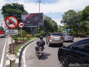 Bandelnya Pemotor di Surabaya Masih Melintas di Jembatan Mayangkara