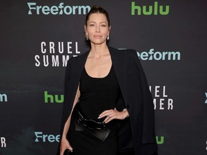 Super Unik! Jessica Biel Suka Makan Sambil Mandi