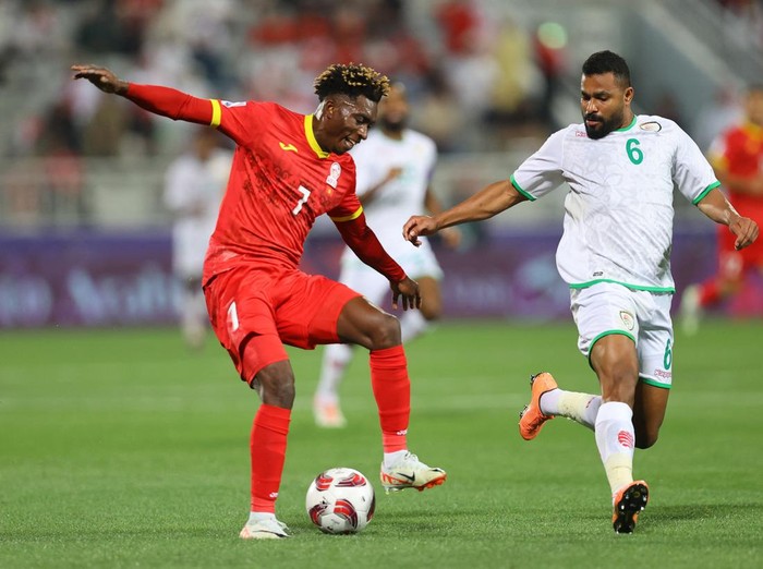 Soccer Football - AFC Asian Cup - Group F - Kyrgyzstan v Oman - Abdullah bin Khalifa Stadium, Doha, Qatar - January 25, 2024 Oman's Ahmed Al Khamisi in action with Kyrgyzstan's Joel Kojo REUTERS/Ibraheem Al Omari