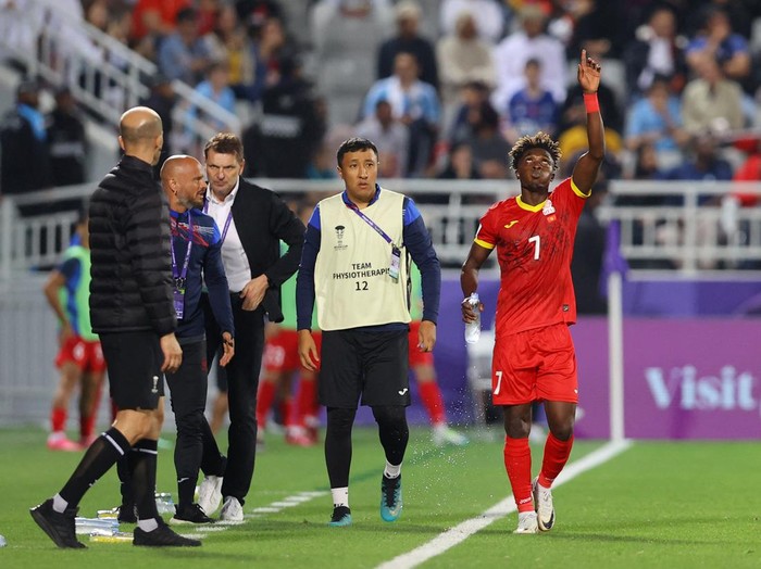 Soccer Football - AFC Asian Cup - Group F - Kyrgyzstan v Oman - Abdullah bin Khalifa Stadium, Doha, Qatar - January 25, 2024 Kyrgyzstan's Joel Kojo celebrates scoring their first goal with coach Stefan Tarkovic REUTERS/Ibraheem Al Omari