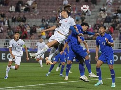 Kojo, yang mengawali karier di klub Alay pada periode 2017-2021, tidak kuasa menghindarkan Kirgistan dari kekalahan melawan Thailand dalam aksi perdananya di Piala Asia 2023. Foto: AP/Thanassis Stavrakis