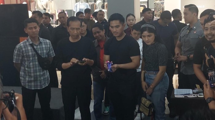 Jokowi dan Kaesang nonton balap tamiya di Jogja (Solihin/detikcom)