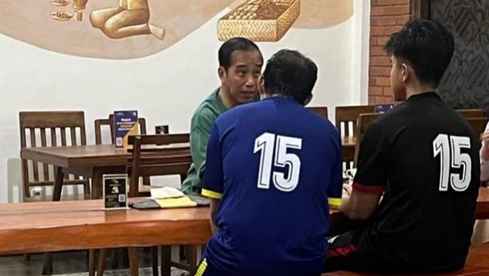 Jokowi, Kaesang, dan Raja Juli duduk semeja (dok.Instagram Kaesang)