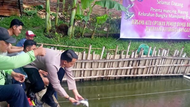 Kapolsek Mampang Prapatan Kompol David Y Kanitero menghadiri lomba mancing di Kelurahan Bangka, Kecamatan Mampang Prapatan, Jaksel.