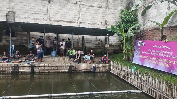 Kapolsek Mampang Prapatan Kompol David Y Kanitero menghadiri lomba mancing di Kelurahan Bangka, Kecamatan Mampang Prapatan, Jaksel.