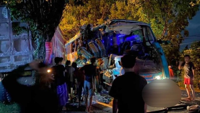 kecelakaan di gresik bus tabrak truk