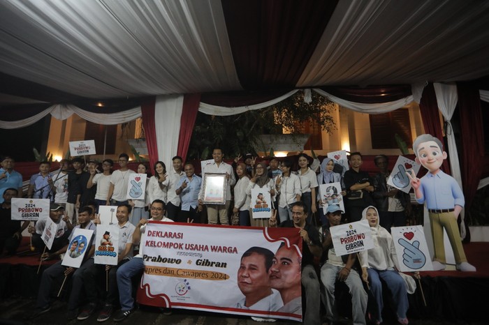 Kelompok usaha warga mendatangi kediaman capres nomor urut 02 Prabowo Subianto. Mereka mendukung Prabowo-Gibran.