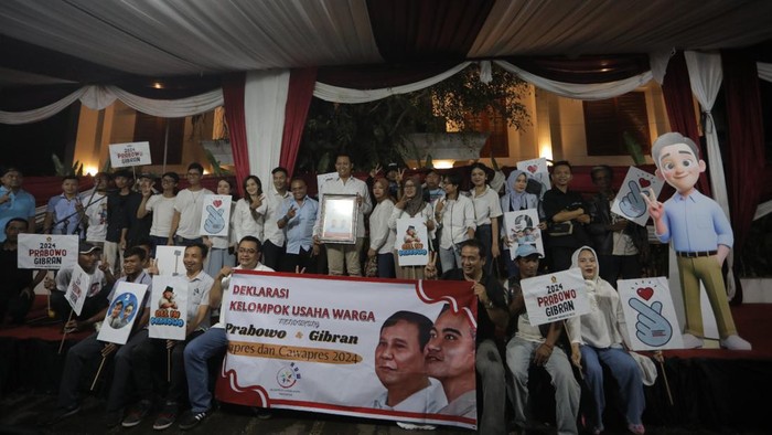 Kelompok Usaha Warga Dukung Prabowo-Gibran Kelompok usaha warga mendatangi kediaman capres nomor urut 02 Prabowo Subianto. Mereka mendukung Prabowo-Gibran.