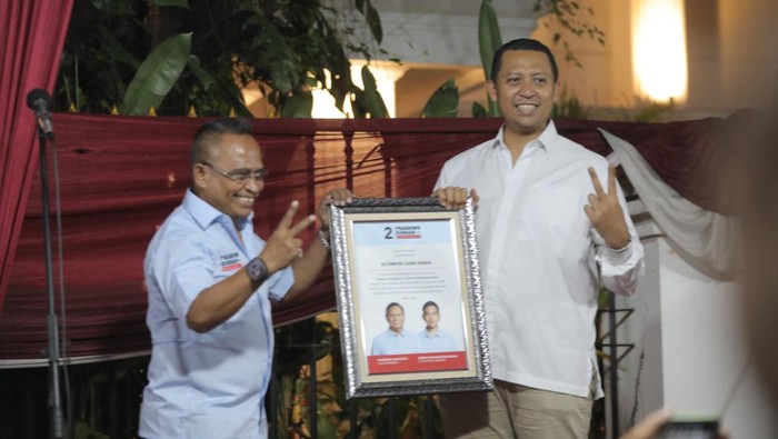 Kelompok usaha warga mendatangi kediaman capres nomor urut 02 Prabowo Subianto. Mereka mendukung Prabowo-Gibran.