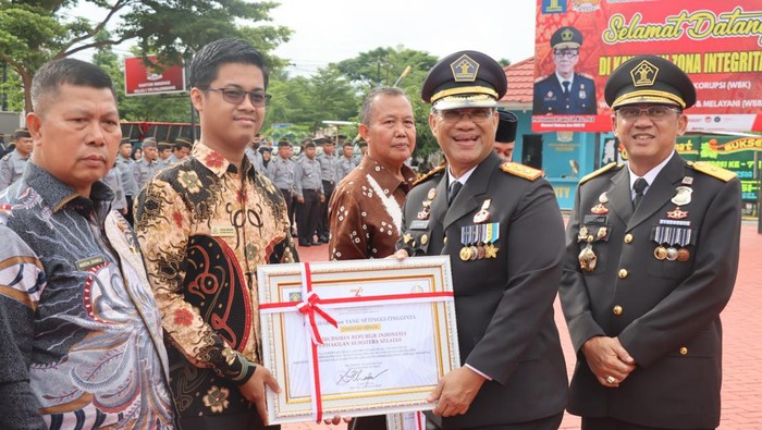 Kepala Kanwil Kemenkumham Sumsel, Ilham Jaya memberikan penghargaan.