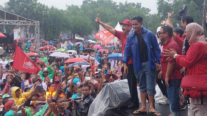 Ketum PSI Kaesang Pangarep hujan-hujanan bersama warga Jakarta Barat di Lapangan Kedoya, Sabtu (27/1/2024).