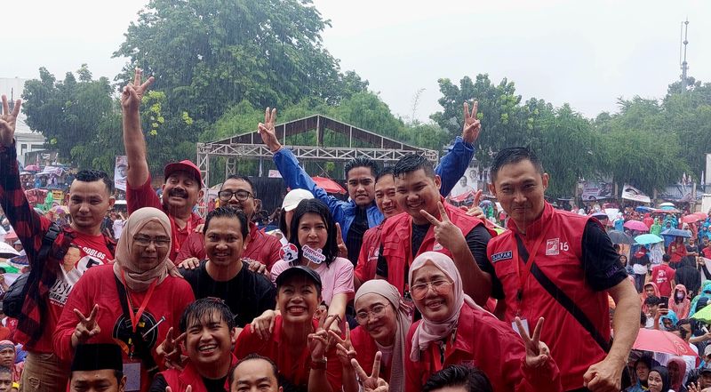Ketum PSI Kaesang Pangarep hujan-hujanan bersama warga Jakarta Barat di Lapangan Kedoya, Sabtu (27/1/2024).