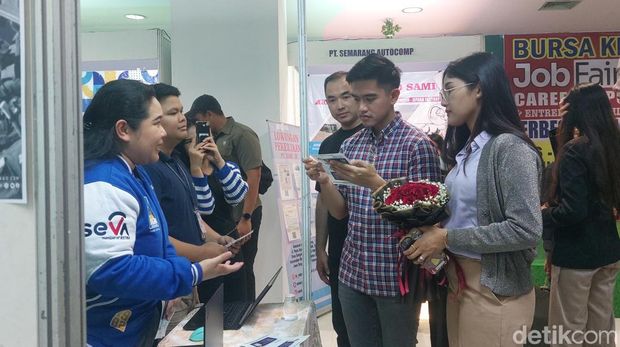 Ketum PSI Kaesang Pangarep mengunjungi job fair yang digelar PSI di salah satu mal di Kota Yogyakarta. Kaesang memberi semangat para pencari kerja. (M Sholihin/detikcom)
