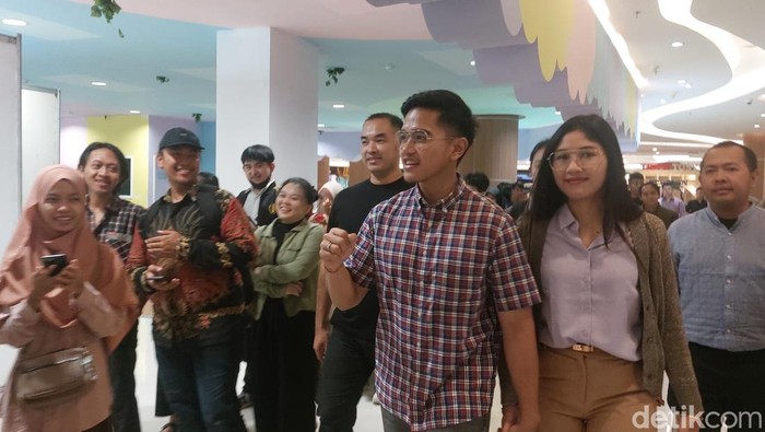 Ketum PSI Kaesang Pangarep mengunjungi job fair yang digelar PSI di salah satu mal di Kota Yogyakarta. Kaesang memberi semangat para pencari kerja. (M Sholihin/detikcom)