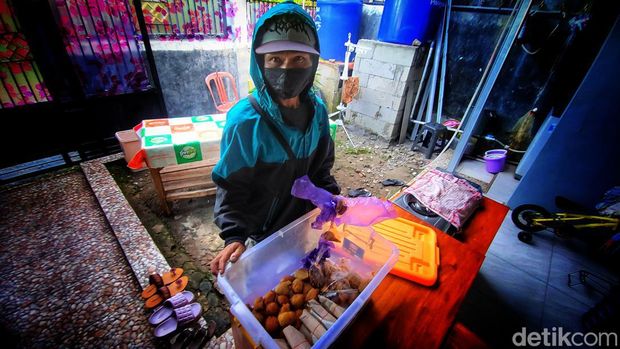Khodir, penjaja gorengan keliling di Palabuhanratu.