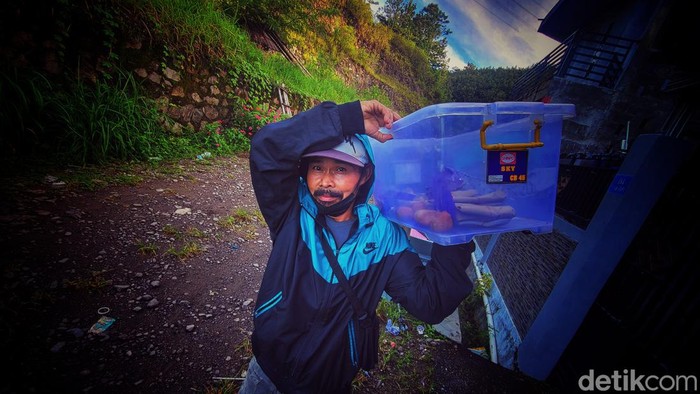 Khodir, penjaja gorengan keliling di Palabuhanratu.