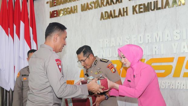 Kombes Arya Perdana resmi menjabat sebagai Kapolres Metro Depok. Serah terima jabatan dipimpin Wakapolda Metro Jaya Brigjen Suyudi Ario Seto.