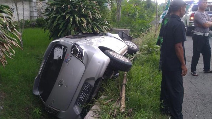 Kondisi mobil yang nyemplung di saluran tepi jalan lingkar selatan Klaten, Sabtu (27/1/2024).