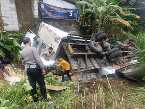 Tak Hafal Jalur, Truk Muatan Stik Es Krim Terguling di Bayeman Purbalingga