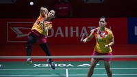Lanny/Ribka sempat ketinggalan 2-7 di awal gim pertama, tapi beberapa kali berhasil merangkai poin untuk memangkas jarak dari pasangan lawan. Tapi Liu/Tan masih lebih tangguh. Kurang koordinasi di antara Lanny/Ribka membuat lawannya sampai ke game point, yang kemudian bisa dimaksimalkan. Lanny/Ribka kalah 14-21 di gim pertama dalam durasi 23 menit.