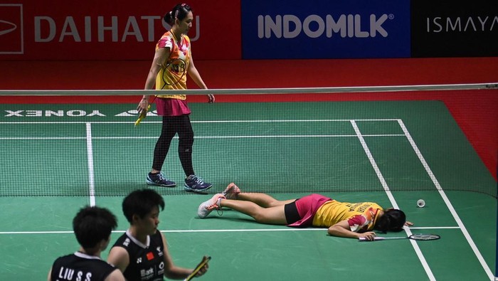 Pebulu tangkis ganda putri Indonesia Ribka Sugiarto (kiri) dan Lanny Tria Mayasari (kanan) mengembalikan kok ke arah ganda putri China Liu Sheng Shu dan Tan Ning pada pertandingan babak semifinal turnamen Daihatsu Indonesia Masters 2024 di Istora Senayan, Gelora Bung Karno (GBK), Jakarta, Sabtu (27/1/2024). Lanny dan Ribka terhenti di semifinal usai kalah dalam dua gim langsung 14-21, 11-21. ANTARA FOTO/Aditya Pradana Putra/foc.