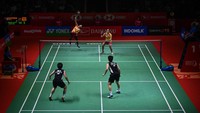 Kegagalan Ribka mengembalikan bola, yang bersarang di net, lantas membuat pasangan China memimpin 11-4 saat interval di gim kedua yang sejauh ini sudah berjalan selama 10 menit.