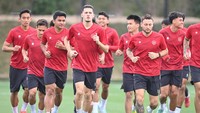 Sejumlah Pesepakbola Timnas Indonesia melakukan latihan di Lapangan Al Egla 2, Lusail, Qatar.