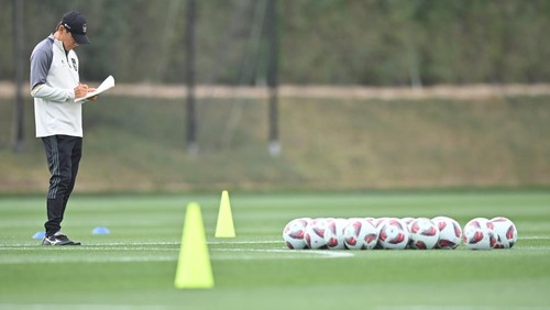 Pelatih Timnas Indonesia Shin Tae-yong menghadiri sesi latihan di Lapangan Al Egla 2, Lusail, Qatar, Sabtu (27/1/2024). Timnas Indonesia akan bertanding melawan Timnas Australia pada babak 16 besar Piala Asia 2023 di Qatar pada Minggu (28/1/2024). ANTARA FOTO/Yusran Uccang/foc.