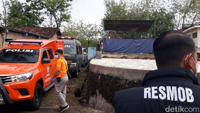 Polres Boyolali membongkar makam seorang balita yang meninggal karena diduga dianiaya ayah tirinya, Sabtu (27/1/2024).