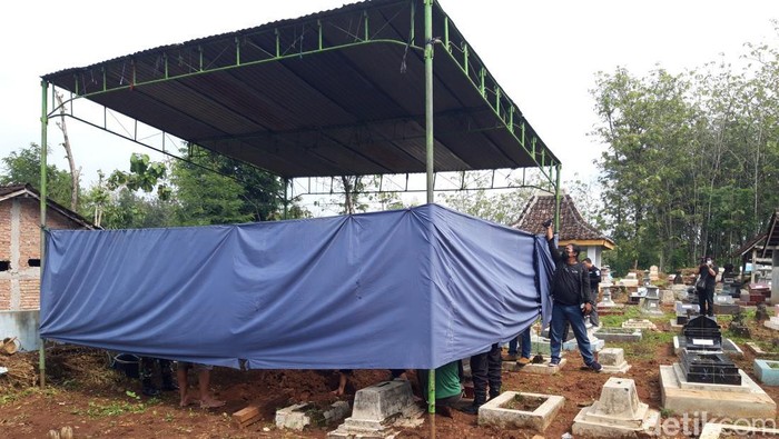 Polres Boyolali membongkar makam seorang balita yang meninggal karena diduga dianiaya ayah tirinya, Sabtu (27/1/2024).