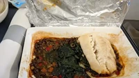Yannis Psomadakis, penumpang British Air ini mengaku pernah memesan makanan untuk inteloran laktosa. Akhirnya ia hanya menerima sepaket sup bayam dengan ikan yang tak menggugah selera. Foto: Business Insider