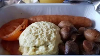 Seorang netizen yang pernah menumpangi British Airways mengaku disajikan menu sarapan ala Inggris. Mashed potato, sosis, dan tumis jamurnya tak ada rasa sama sekali. Foto: Business Insider