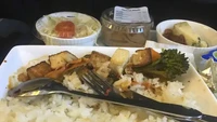 Masih terkait maskapai British Airways. Para penumpang kelas ekonomi premium tak puas dengan menu makanan yang hanya berisi nasi dan sayur seperti ini. Foto: Business Insider