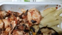 Menunya terlalu sederhana dengan rasa yang hambar. Penumpang Uzbekistan Airways ini protes hanya dapat ikan, terong, dan pasta tanpa saus. Foto: Business Insider