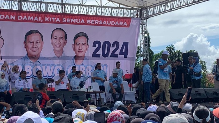 Mantan Bupati Subang Ruhimat atau Kang Jimat memimpin warga menyatakan deklarasi dukungan untuk Prabowo-Gibran, Rawalele, Subang, Jabar, Sabtu (27/1/2024).
