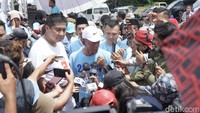 Kang Jimat yang merupakan Bupati Subang periode 2018-2023 itu tampak mengenakan jaket berwarna biru dengan kaus bergambar Prabowo-Gibran. Lalu, Ara terlihat mengenakan baju berwarna putih dan RK mengenakan baju berwarna biru.