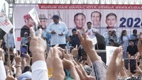 Calon persiden nomor urut 2 Prabowo Subianto (tengah) hadir pada acara Deklarasi dan Kampanye Akbar Pemenangan Prabowo-Gibran di Lapangan Rawalele, Subang, Jawa Barat, Sabtu (27/1/2024).