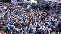 Prabowo nampak diarak di depan panggung menaiki Sisingaan. Dia juga berjoget saat lagu Oke gas diputar.