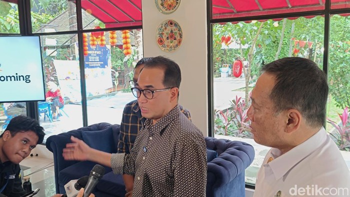 Menhub Budi Karya Sumadi menghadiri acara launching School of Grooming di Sekolah Perubahan, Kota Bekasi, Jawa Barat. (Rizky/detikcom).