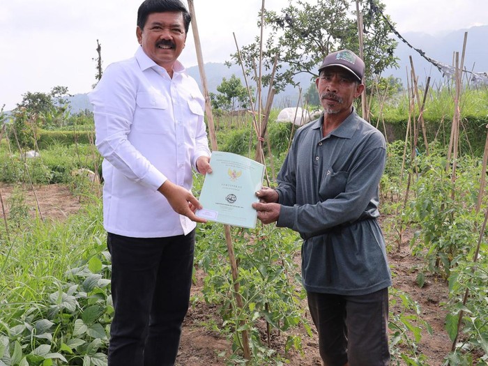 Menteri ATR/BPN Hadi Tjahjanto membagikan sertifikat tanah hasil Redistribusi Tanah di Desa Sajang, Kecamatan Sembalun, Lombok Timur, NTB/Dok. Kementerian ATR/BPN